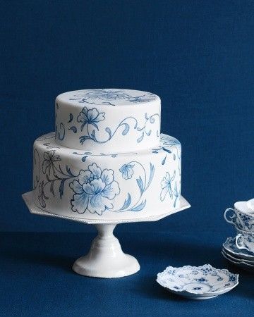 rosemaling cake White Fondant Cake, Torte Creative, Fondant Creations, Painted Cake, White Desserts, Purple Wedding Cakes, Hand Painted Cakes, Rhapsody In Blue, Cake Stuff