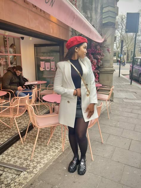 Elegant Outfit For Black Women, Beret And Blazer Outfit, Beige Beret Outfit, Outfits With Beret Hats Black Women, Outfit With Beret Hat, French Hat Outfit, Red Beret Outfit, Outfit With Beret, Baret Outfit