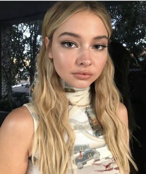 #madelyncline #discoverunder50k #obx #makeup #makeuptutorial #aesthetic #itgirl Angel Icons, Sarah Cameron, Madelyn Cline, Lizzie Mcguire, Hair Inspo Color, Girl Crushes, Fav Celebs, Pretty Face, Maquillaje De Ojos