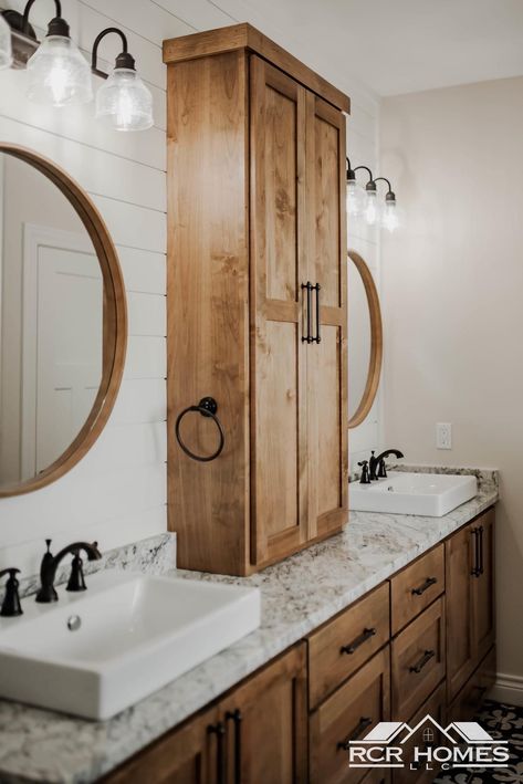 Jack And Jack Bathroom Ideas, Ranch Style Bathroom Remodel, Master Bath Remodel Double Vanity, Jack And Jill Bathroom Vanity, Modern Farmhouse Master Bath Ideas, Farmhouse Jack And Jill Bathroom, Guest Room With Bathroom, Half Bath Layout, Jack And Jill Bathroom Ideas Kids