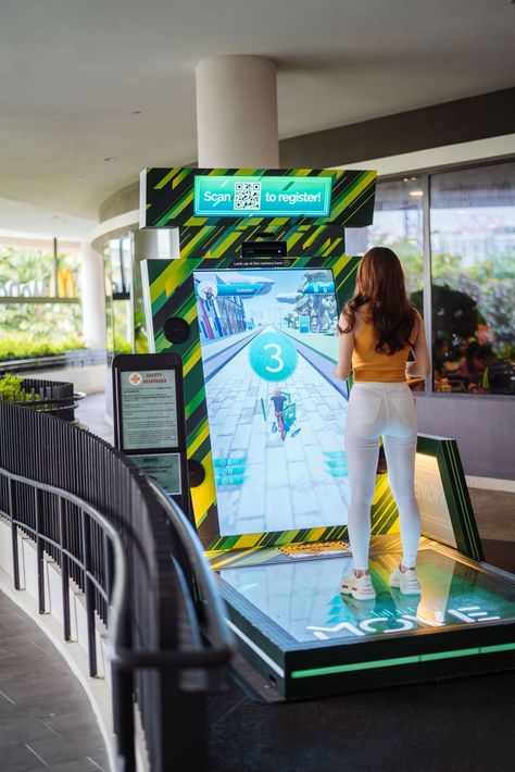 Dash across the streets of Singapore in this interactive game that sees an avatar controlled through body movements. The user’s movements are tracked in real-time, immersing players in this digital obstacle course. Gaming Stand, Game Stand, Activation Ideas, Game Booth, Stair Slide, Experiential Graphic Design, Engagement Games, Gaming Lounge, Interactive Exhibition