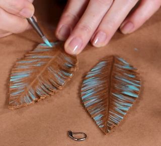 Leather Earrings Ideas, Painted Leather Earrings, Leathercraft Tools, Knot Keychain, Leather Feather Earrings, Diy Bangle Bracelets, Diy Leather Earrings, Leather Jewelry Diy, Leather Craft Projects