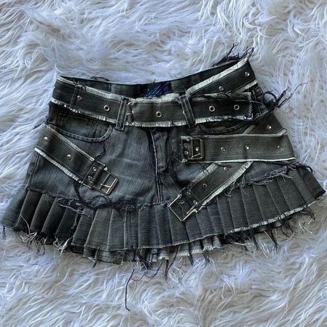 How To Make Denim Skirt From Jeans, Distressed Outfit, Custom Skirt, Distressed Skirt, Skirt Jeans, Dark Outfits, Upcycle Jeans, Sewing Skirts, Baddie Outfits