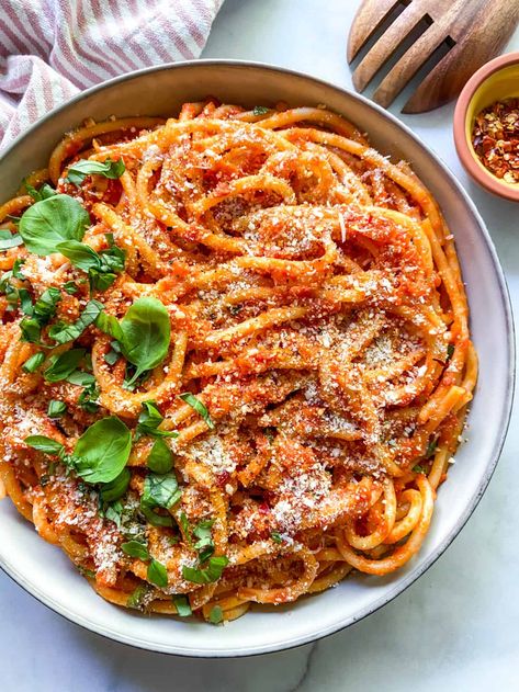 Bucatini Pomodoro – Sugary Logic Bucatini Recipes, Pomodoro Recipe, Italian Pasta Recipe, Pasta Pomodoro, Bucatini Pasta, Lemon Garlic Pasta, Roasted Red Pepper Pasta, Pasta Types, Tomato Basil Pasta