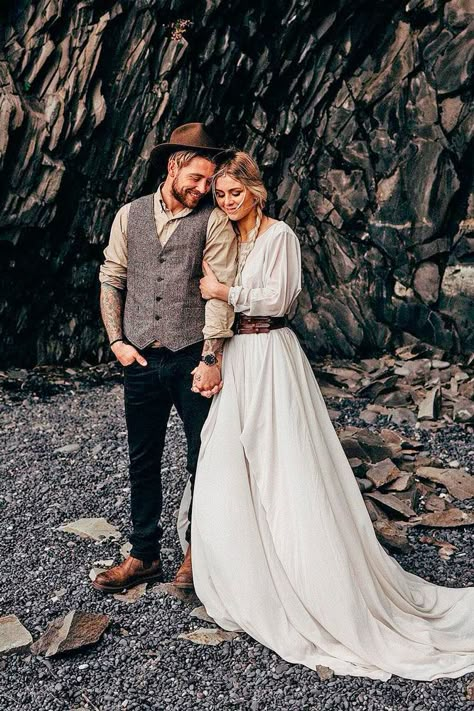 Boho Wedding Groom, Lumberjack Wedding, Bohemian Groom, Alternative Groom, Casual Wedding Suit, Casual Groom Attire, Dresses 15, Casual Grooms, Hipster Wedding