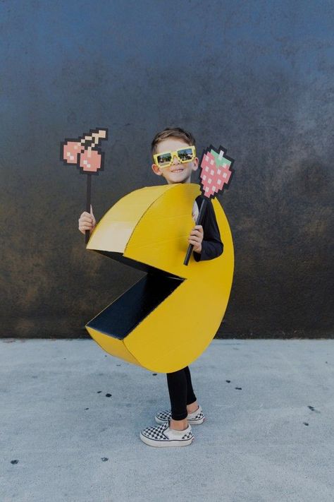 DIY Kids Pac Man Costume Pac Man Halloween Costume, Pac Man Costume, Costume Dinosaure, Diy Fantasia, Diy Haunted House Props, Diy Halloween Games, Diy Costumes Kids, Diy Halloween Costumes For Kids, Homemade Halloween Costumes