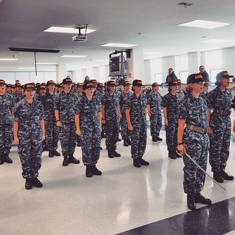 On this date (July 30) in 1942, Franklin D. Roosevelt signed an act establishing WAVES – Women Accepted for Volunteer Emergency Service. During World War II, over 80,000 Officer and Enlisted women served in WAVES.  We're proud to say that over 67,000 women currently serve in the Navy. Are you one of them? #AmericasNavy #USNavy #Navy #WAVES #WomenRedefined #WomenInUniform Us Navy Seals Training, Female Navy Seal, Navy Basic Training, Us Navy Women, Female Navy, Navy Chief Petty Officer, Navy Families, American Military History, Chief Petty Officer