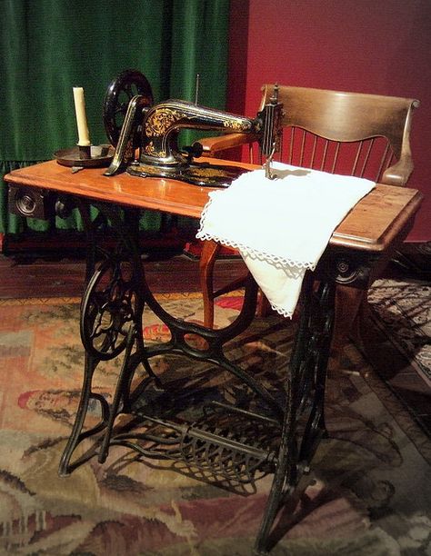 Victorian sewing machine. Victorian Seamstress, Victorian Sitting Room, Sitting Room Interior Design, Vintage Sewing Rooms, Victorian Sewing, Old Sewing Machine, Sitting Room Design, Vintage Stoves, Antique Sewing Table