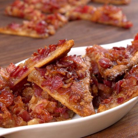 Bacon Appetizers, Candied Bacon, Maple Bacon, Bacon Recipes, Clean Eating Snacks, Appetizer Snacks, Brunch Recipes, Appetizer Recipes, Breakfast Recipes