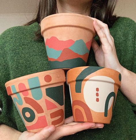 claudia on Instagram: “No pot is safe in this house” Terracota Pot Painting Ideas, Pot Painting Ideas, Succulent Painting, Plant Pot Design, Pot Painting, Flower Pot Art, Plant Pot Diy, Painted Pots Diy, Painted Plant Pots