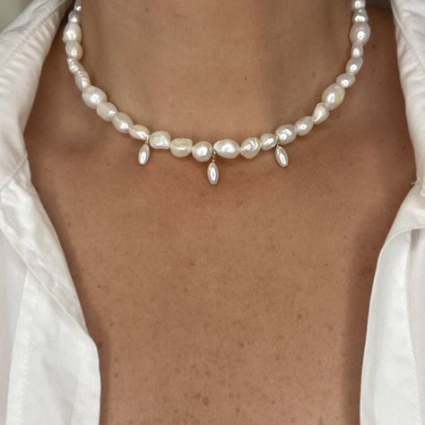 White Beads Necklace, White Pearl Choker, Necklace With Charms, Pearl Necklace Freshwater, Gift Ideas Handmade, Pearl Necklace Designs, Freshwater Pearl Jewelry, Pearls Necklace, Pearl Choker Necklace