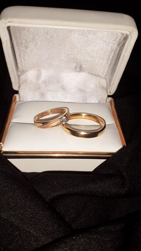 Cincin Tunangan Aesthetic, Cincin Couple, Double Wedding Bands, Cute Promise Rings, Couple Ring Design, Gold Finger Rings, Simple Birthday Decorations, Bff Hands Aesthetic, Couples Ring