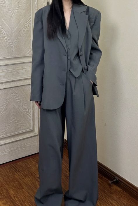 Baggy Suit Women, Korean Birthday Outfit, Korean Suits Women, Women In Suits Aesthetic, Women In Suits, Loose Suit, Suits Outfits, Grad Outfits, Europe Travel Outfits