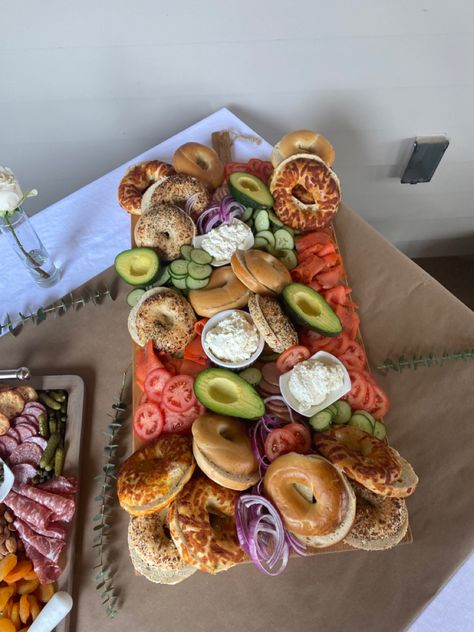 Bagel Charcuterie Board Ideas Simple, Bagel Board Display, Bagel Board Ideas, Bagel Tray, Bagel Boards, Group Brunch, Birthday Party Meals, Bagel Board, Hens Ideas