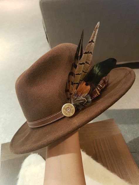 Horse Eventing, Cowboy Hat Bands, Chapeau Cowboy, Boho Hat, Feather Hat, Felt Fedora, Hat Ideas, Fancy Hats, Cowgirl Hats