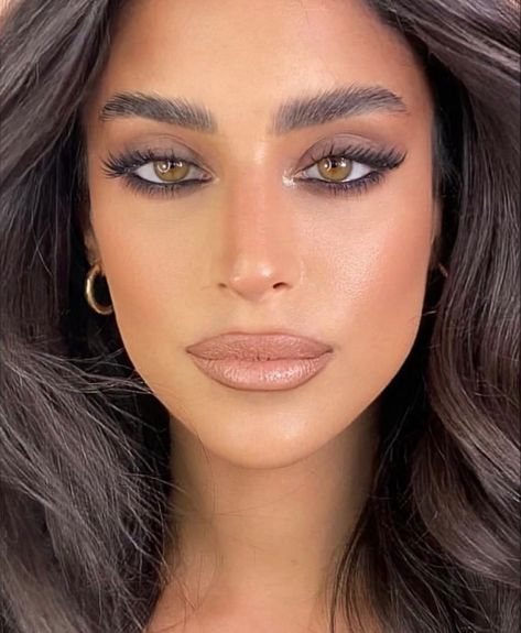 Neutral Eye Dark Lip Make Up, Brown Look Make Up, Look Make Up Natural, Soft Dark Feminine, Makeup On Brown Eyes, Dark Make Up, Italian Makeup Looks, Dark Eyes Makeup, Makeup Brown Eyes