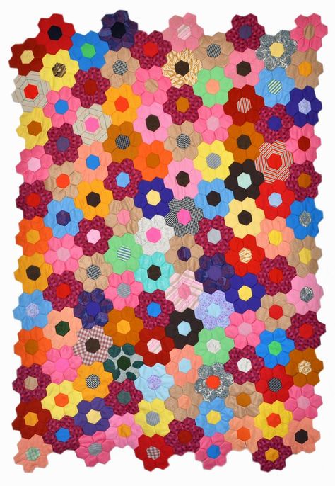 Wonkyworld: 20 More 1970s Quilts! Hexagon Flowers, Floral Quilts, Hexie Quilts, Grandmothers Flower Garden Quilt, Hand Pieced Quilts, Hand Piecing, Hexagon Patchwork, Hexagon Quilts, Chicken Scratch Embroidery