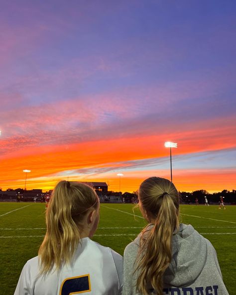 Sports Asthetic Girl, Soccer Sunset Aesthetic, Blonde Soccer Girl, Girl Sports Aesthetic, Sports Girl Aesthetic, Soccer Girl Aesthetic, Louise Aesthetic, Athletic Girl Aesthetic, Sporty Girl Aesthetic