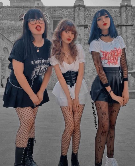 Black Shorts And Fishnets Outfits, Jean Shorts And Fishnets Outfit, Shorts And Fishnets Outfits, Fishnet Outfit Baddie, Grunge Closet, Fishnets Outfit, Shorts And Fishnets, Outfits Alt, Black Shorts Fashion