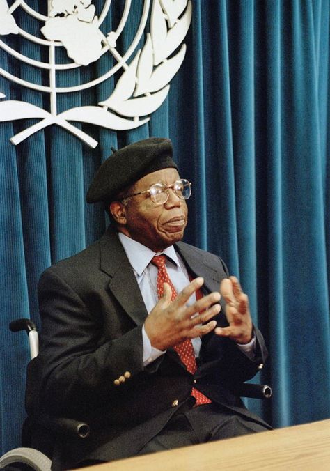 «1. Chinua Achebe was born this month -- on the 16th -- in 1930. He passed away in 2013. He would have been 88 years old this year.  A thread of posts about his life and work that have appeared on Africa is a Country» vía Twitter Chinua Achebe, African Literature, Black Literature, Bard College, Family Information, Famous Novels, University Of Connecticut, Black Knowledge, University Professor