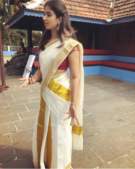 Mallu Saree White, Malyali Saree, Set Mundu Styling, Setmundu Design, Onam Set Mundu, Malayalam Saree, Onam Pics, Kerala Attire, Set Mundu Kerala