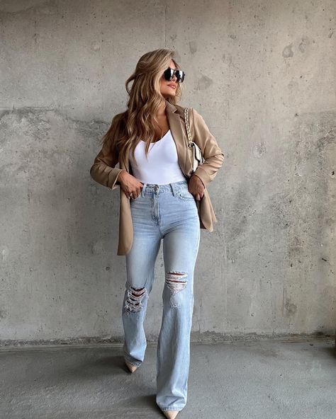 Flare Jeans Outfit, Outfits Con Jeans, Date Outfit Casual, Simple Trendy Outfits, Mom Outfits, Work Fashion, Outfits Casuales, Ripped Jeans, Classy Outfits