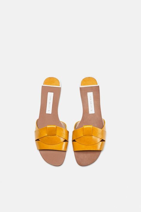 Sandalias planas de Zara Zara Slippers, Women's Leather Sandals, Fur Shoes, Outer Wear, Slippers Women, Elegant Shoes, Slingbacks, Fashion Sandals, Sandals Brands