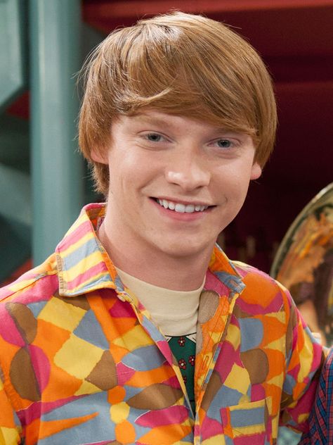 Dez (Calum Worthy) Blonde Calum Hood, Dez Austin And Ally, Calum Hood Youngblood Era, Ashton And Calum Hood, Jason Dolley, 2015 Calum Hood, Calum Worthy, Raini Rodriguez, Laura Marano