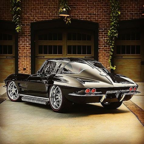 Someday Classics on Instagram: “Chevrolet Corvette - Split window - Custom Coupe (1963) .. The distinctive one year only Split-window '63 Corvette. .. 📸 @explorecarwale ..…” 1963 Corvette Stingray, Luxe Auto's, Corvette C2, Classic Corvette, Chevy Muscle Cars, Corvette Stingray, Chevy Corvette, Us Cars, Classic Cars Vintage