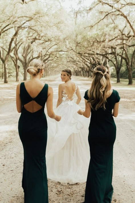 Bride And 2 Bridesmaids Photo Ideas, Wedding Photos 2 Bridesmaids, Two Bridesmaids Only Pictures, Bride And Sisters Wedding Photos, Wedding Photos 3 Bridesmaids, Family Photo Poses Wedding, Bride With Two Bridesmaids, Bride With 2 Bridesmaids, Two Bridesmaids Photos