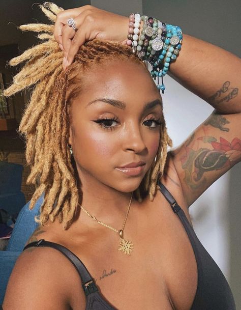 Short Blonde Locs Black Women, Blonde Locks Black Women, Blonde Ombré Locs, Gold Locs Black Women, Blond Dreads Black Women, Blonde Locs Black Women Dark Skin, Blond Locs Black Women, Dreadlock Color Ideas, Blonde Dreads Black Women