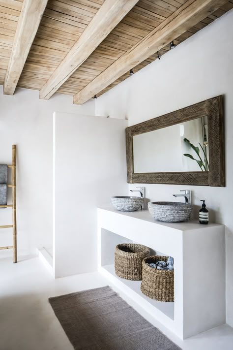 Casa Karina in Ibiza Ibiza Style Interior, Mediterranean Interior, Ibiza Style, Bathroom Aesthetic, Bathroom Design Ideas, Stunning Interiors, Bathroom Remodeling, Ideas Bathroom, Chic Boutique