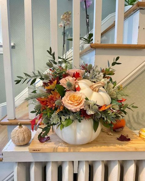 Wreath Arrangements, Easy Thanksgiving Table Decor, Fall Living Room Ideas, Thanksgiving Table Decor Ideas, Thanksgiving Floral Arrangements, Pumpkin Floral Arrangements, Thanksgiving Floral, Pumpkin Arrangements, Thanksgiving Table Decor