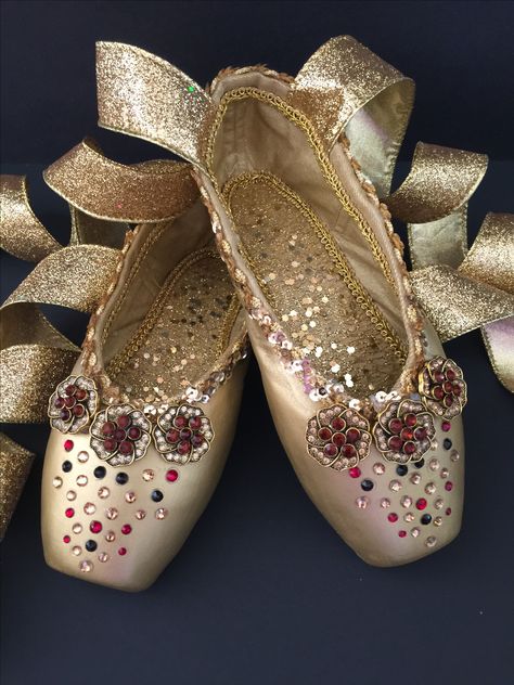 Glittery, Gold Nutcracker Arabian Decorated Pointe Shoes Gold Pointe Shoes, Nutcracker Decorated Pointe Shoes, Decorated Pointe Shoes Diy, Pointe Shoes Decorated, Decorated Pointe Shoes Arabian, Decorative Pointe Shoes, Gold Ballet Shoes, Ballet Crafts, Dance Crafts