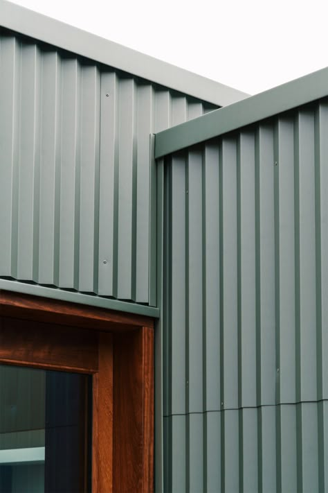 Green panels "camouflage" Folded House in Cambridge by Westerdahl Metal Cladding Facade Architecture, Corrugated Metal House, Industrial Building Design, Zinc Cladding, Steel Cladding, Shop Facade, Cladding Design, Facade Panel, Case Study Houses