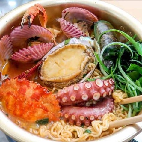 Jeju Island Spicy Seafood Ramen! – FutureDish Ramen Noodle Recipes Seafood, Cajun Seafood Ramen, Spicy Seafood Ramen Noodle Recipes, Spicy Korean Ramen, Sea Food Ramen, Japanese Food Names, Seafood Ramen, Ramen Noodles Package, Fresh Scallops