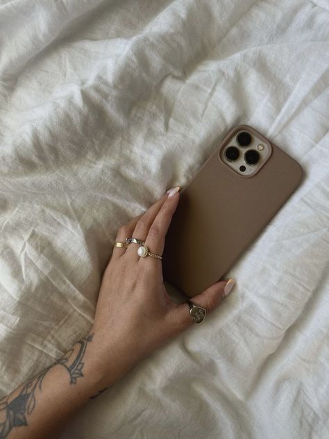 brown aesthetic Brown Phone Case Aesthetic, Brown Phone Case, Brown Iphone Case, Brown Apple, Vintage Phone Case, Apple Phone Case, Apple Cases, Aesthetic Phone Case, Iphone Phone