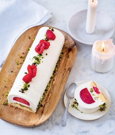 Bûche Vanille, Framboise & Pistache - La Cuisine de Bibou Coconut Macaroons Recipe, Macaroon Recipes, Coconut Macaroons, No Cook Desserts, Cafe Food, Beautiful Food, Macaroons, Christmas Cake, Meals For One