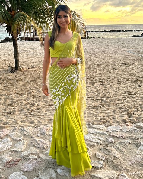 Shloka Khialani, Green Indian Outfit, Character Wardrobe, Saree Ideas, Mehendi Outfits, Lehenga Designs Simple, Gowns Dresses Elegant, Traditional Indian Dress, Saree Designs Party Wear