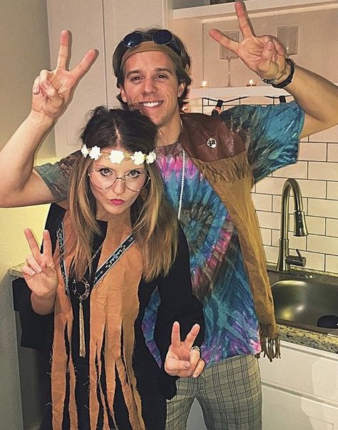 Hippies #halloween2017 #halloweenmakeup #Halloweencostumes #couplecostume #CouplesCostume #hippie #hippiecostume #hippiecouple #hippielove #costume #halloweenparty Hippy Costume Couple, Hippies Halloween Costumes, Hippie Outfits Costume, Hippy Costume Halloween, Hippies Costumes, Hippie Diy Costume, 70s Costume Ideas For Couples, Hippie Couple Costume, Easy Hippie Costume