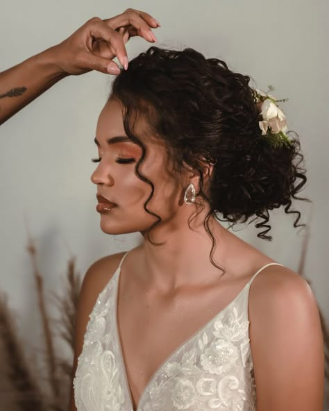 Fun Bridal Hairstyles, Bride Natural Curly Hair, Naturally Curly Low Bun Wedding, Wavy Hair Bridal Hairstyles, Natural Curls Wedding Hair Veil, Curly Hair Updo With Flowers, Wedding Hair Mixed Women, Naturally Curly Formal Hair, Bride Hairstyles For Curly Hair Natural Curls