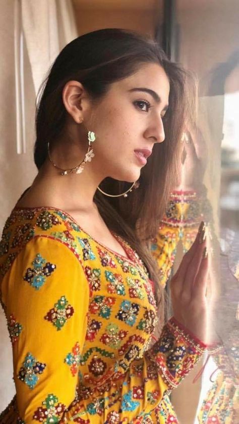 Sara Ali Khan Bourne Ultimatum, Sara Khan, Sara Ali Khan, Ali Khan, Bollywood Girls, Indian Actress Hot Pics, Bollywood Celebrities, Beautiful Smile Women, India Beauty