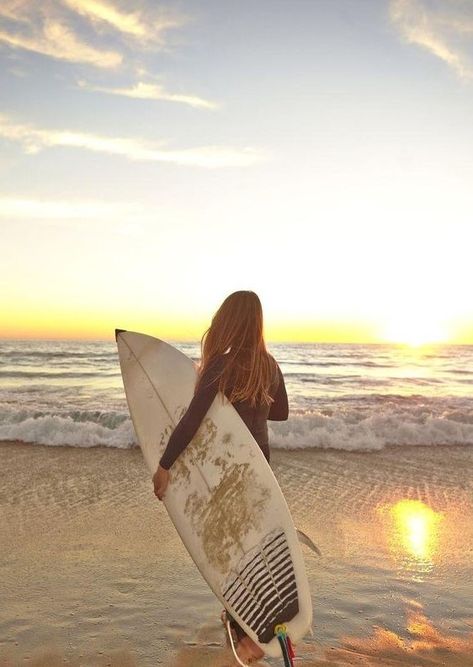 Surf Girl Aesthetic, Surfer Aesthetic, Surfer Lifestyle, Backgrounds Photography, Surfing Aesthetic, Surf Aesthetic, Surfing Pictures, Surf Vibes, Summer Picture Poses