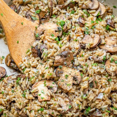 Clean Food Crush Side Dishes, Herbed Mushroom Brown Rice, Delicious Brown Rice Recipes, Brown Rice Mushroom Recipes, Brown Rice Meal Prep Ideas, Clean Eating Rice Recipes, Mushroom Brown Rice Recipes, Brown Rice Meals, Recipes With Brown Rice