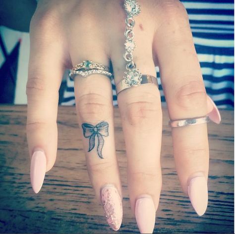 Bow Finger Tattoos, Mujeres Tattoo, Best Couple Tattoos, Petit Tattoo, Finger Tats, Finger Tattoo For Women, Bow Tattoo, Disney Tattoo, Finger Tattoo