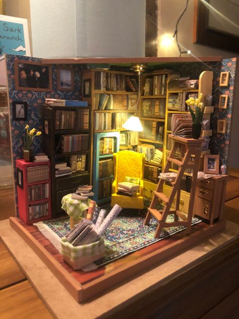 Miniature Study Room, Miniature Library Room, Miniature Model House, Mini Library Ideas, Sams Study, Robotime Miniature, Victorian Library Room, Diorama Library, Miniature Booknook