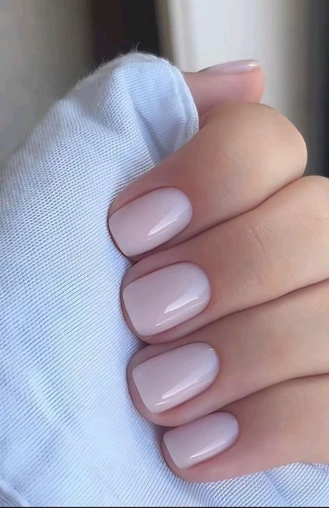 Minimal Natural Nails, Manicures Natural Nails, Healthy Nails Color Ideas, Engagement Nails Light Pink, Short Pale Nails, Light Nails Ideas Short, Polished Nails Natural, Cute Short Natural Nails Ideas Simple, Natural Manicure Nails