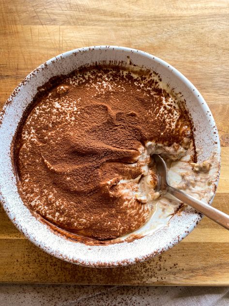 Tiramisu Overnight Oats Tiramisu Oatmeal, Tiramisu Oats, Tiramisu Aesthetic, Tiramisu Overnight Oats, Tiramisu Mascarpone, Easy Delicious Dessert, Cozy Recipes, Protein Overnight Oats, Dessert For Breakfast