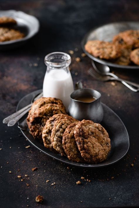 ♡ Cookies Photography, Soft Oatmeal Cookies, Food Photography Dessert, Oatmeal Cookies Easy, Moody Food Photography, A Glass Of Milk, Dark Food Photography, Chocolate Oatmeal Cookies, Cookies And Milk