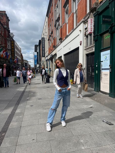 Ireland Street Style, Summer In Scotland Outfits, Dublin Outfit Spring, Ireland Fashion Spring, Dublin Ireland Aesthetic Outfits, Dublin Ireland Outfits Summer, Scotland Fashion Summer, Irish Summer Outfits, Dublin Summer Outfits